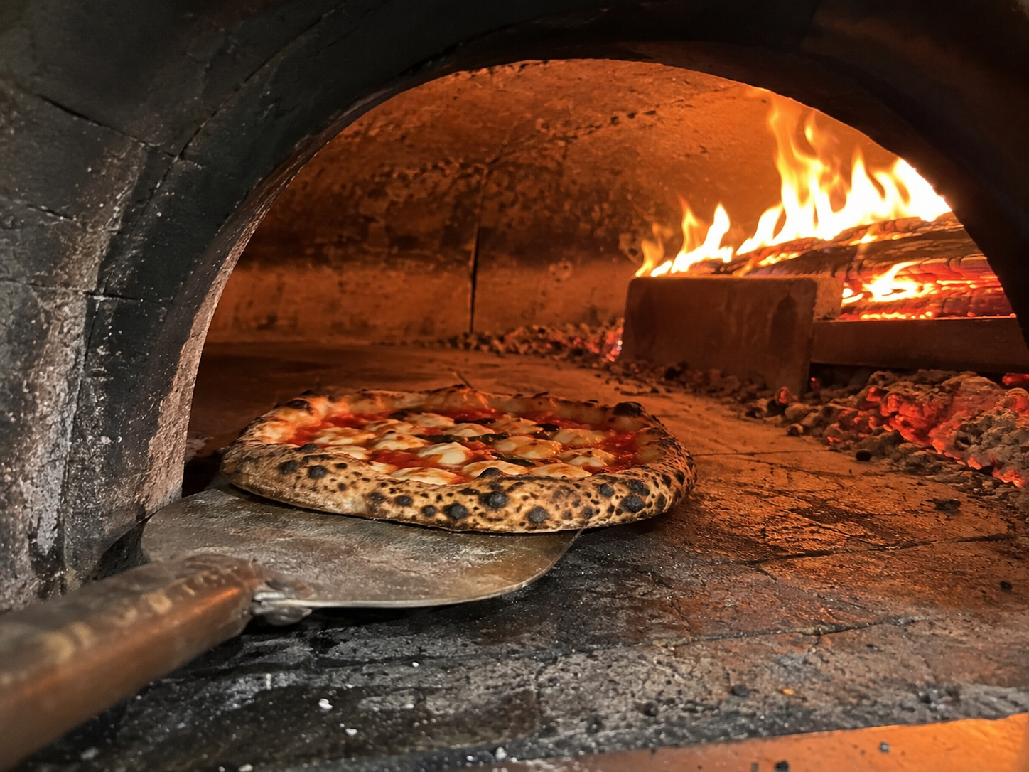 Pizza im Holzofen