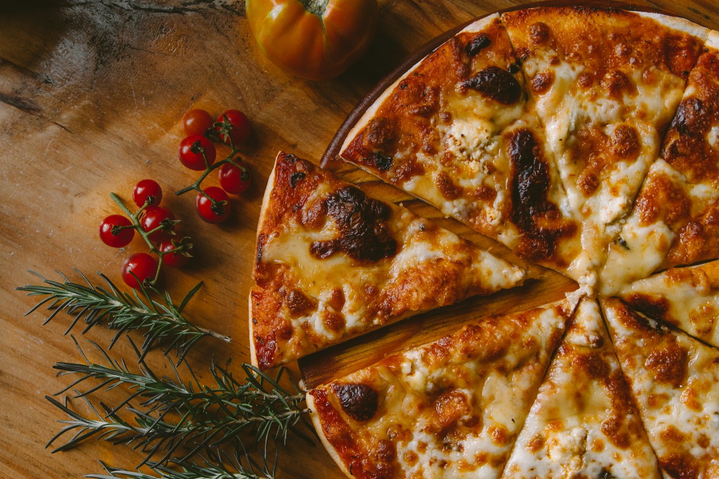 Käsepizza auf dem Holzbrett